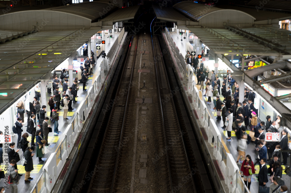 Fototapeta premium People waiting a train at Shin Osaka station