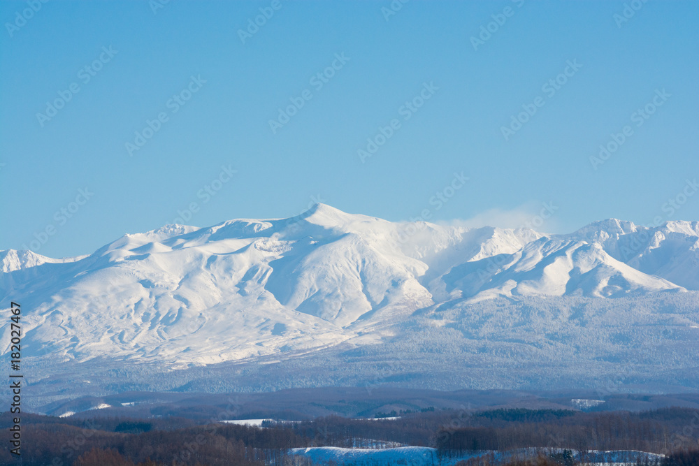 冬の青空と火山の山頂