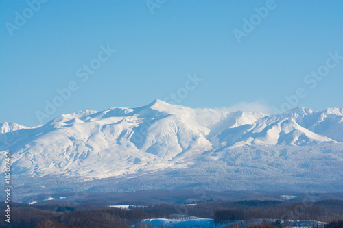 冬の青空と火山の山頂