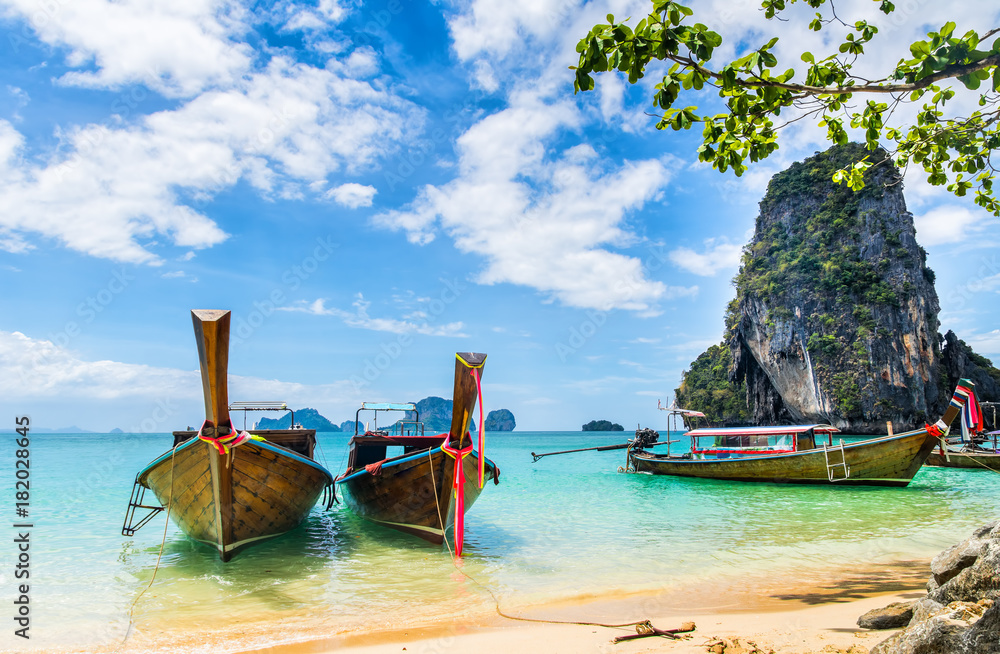 Fototapeta premium Amazing view of beautiful beach with longtale boats. Location: Railay beach, Krabi, Thailand, Andaman Sea. Artistic picture. Beauty world.