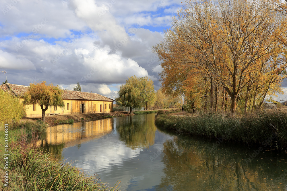 Canal de Castilla, noviembre de 2017, Palencia, Castilla Le—n..Esclusa de Fromista Canal de Castilla, noviembre de 2017, Palencia, Castilla Le—n..Esclusa de Fromista