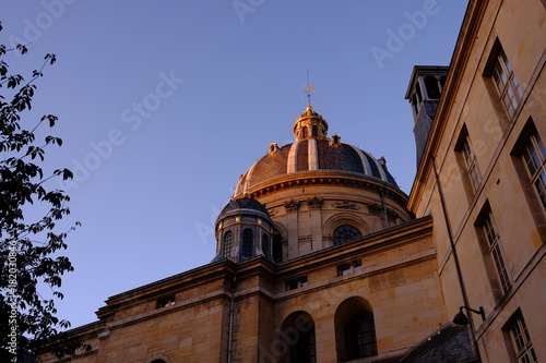 Le moment de coucher de soleil à Paris, France