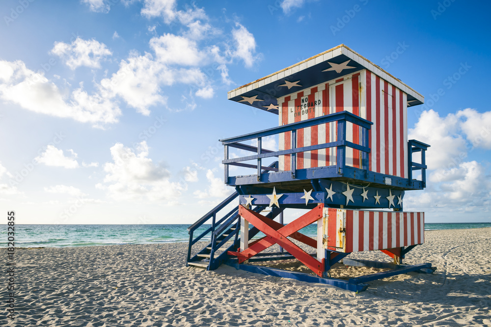 Fototapeta premium Colorful lifeguard tower on Miami Beach, Florida