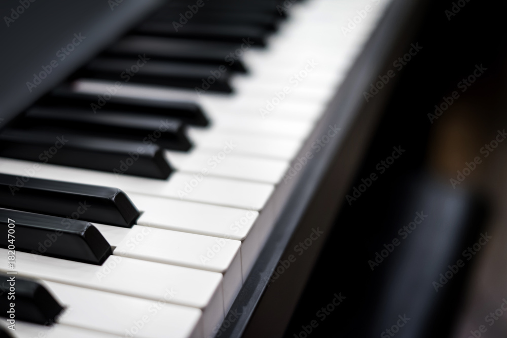 Naklejka premium Close up view of piano keys