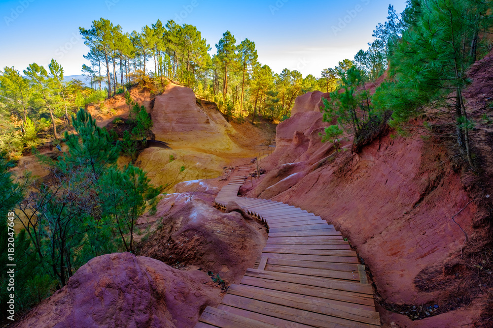 Les sentiers des Ocres en automne. Roussillon, Provence, France.