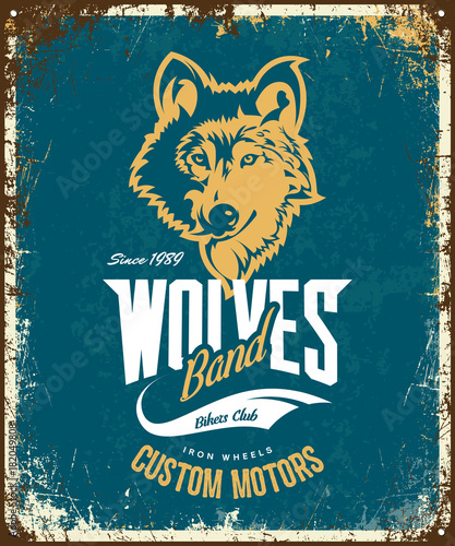 Vintage wolf custom motors club t-shirt vector logo on blue background.
Premium quality bikers band logotype tee-shirt emblem illustration. Wild animal mascot street wear retro tee print design.