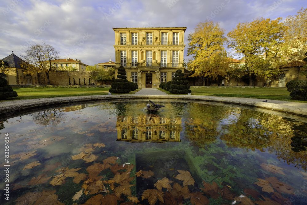 Parc Vendôme, Aix-en-Provence, France. Vue sur le pavillon et la fontaine. Automne.