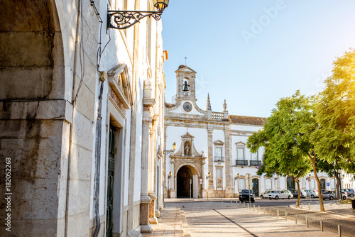 Foto Street view with Cidade arch facade in the old town of Faro on the south of Port