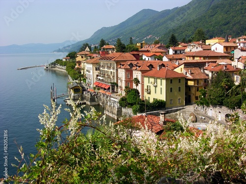 Tableau sur toile Blick über die Dächer von Cannero auf den südwestlichen Lago Maggiore, Tessin, I