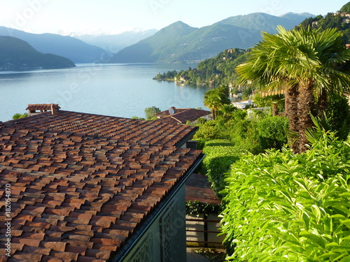 Blick über die Dächer von Luino-Brezzo di Bedero auf den nördlichen Lago Maggiore, Tessin, Italien