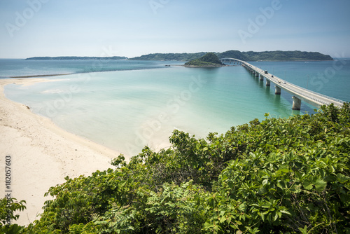 緑と角島大橋と海