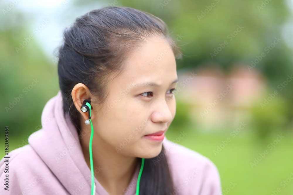 スマートホンで音楽を聴く女性 スマートホンで音楽を聴く女性