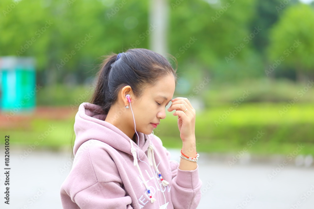 スマートホンで音楽を聴く女性 スマートホンで音楽を聴く女性