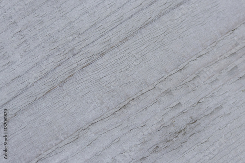 Grau gebeiztes Holzbrett mit feiner diagonaler Maserung