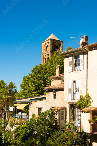 Das Bergdorf Moustiers-Sainte-Marie in S  dfrankreich mit seinen alten H  usern und der kleinen Pfarrkirche im Hintergrund umgeben von Felsen in der Provence
