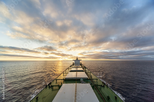 Φωτογραφία HDR  photo of a cargo ship at sea against sunset