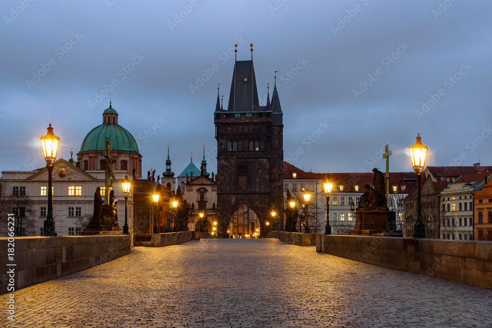 Naklejka premium Charles bridge at sunrise