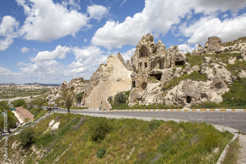 Каппадокия, Турция. Горный пейзаж с пещерами в скалах в Национальном парке Гереме