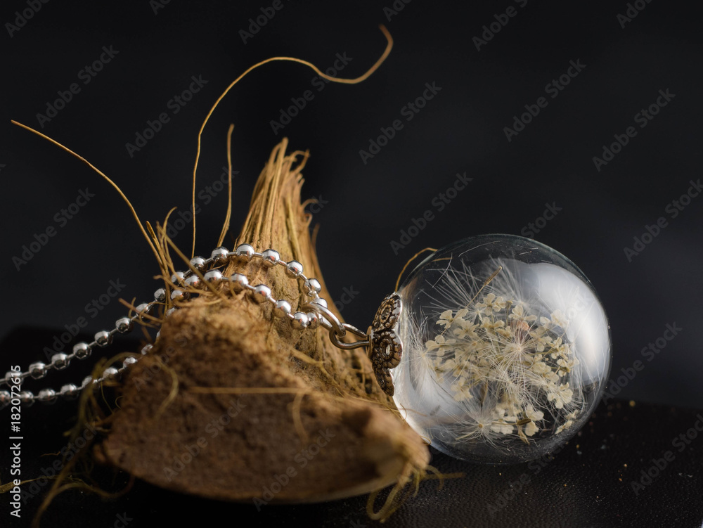 Fototapeta premium Schmuck, kette, holz, dark, dunkel, Glas