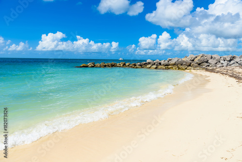 Fototapeta Naklejka Na Ścianę i Meble -  Paradise beach at Fort Zachary Taylor Park, Key West. State Park in Florida, USA.