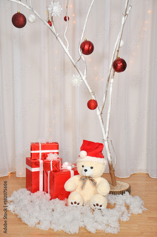 Obraz premium Decorated tree with gifts and teddy bear toy. Christmas decoration. 