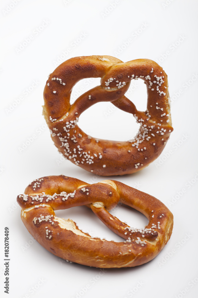 Bayerische Prezel mit Salz auf weißem Hintergrund Bayerische Prezel mit Salz auf weißem Hintergrund