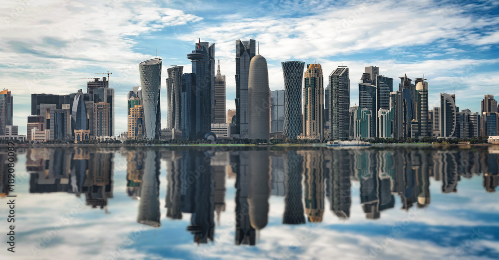 Die moderne Skyline von Doha, Katar, mit Reflektion auf dem Wasser Die moderne Skyline von Doha, Katar, mit Reflektion auf dem Wasser