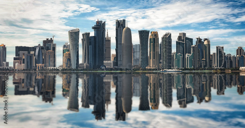 Die moderne Skyline von Doha  Katar  mit Reflektion auf dem Wasser