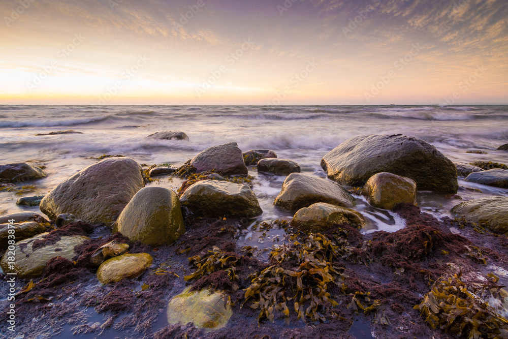 Küste auf Insel Rügen in Deutschland im Sonnenaufgang Küste auf Insel Rügen in Deutschland im Sonnenaufgang