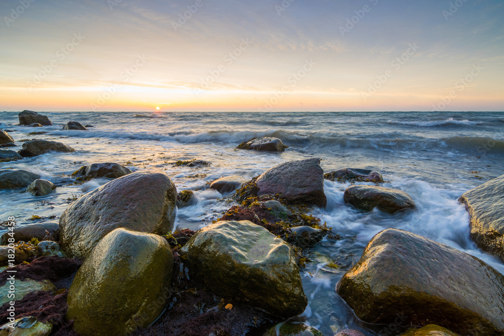 Küste auf Insel Rügen in Deutschland im Sonnenaufgang