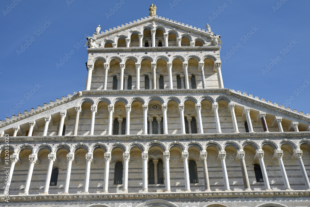 Colonnade de la basilique de Pise en Toscane, Italie