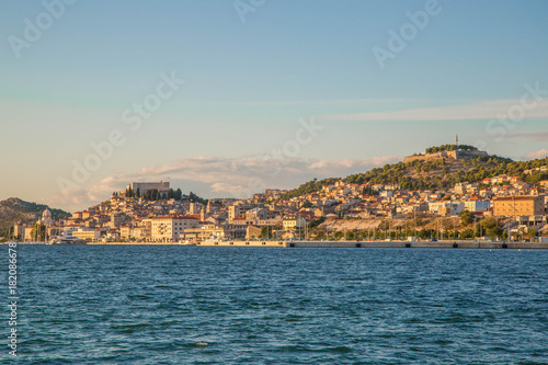 Panorama von Sibenik, Kroatien bei Sonnenuntergang