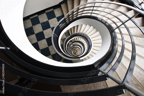 Obraz na płótnie Spiralne okrągłe schody - widok z góry