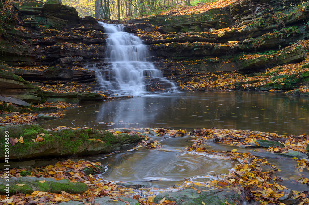 Naklejka premium Jesienny wodospad