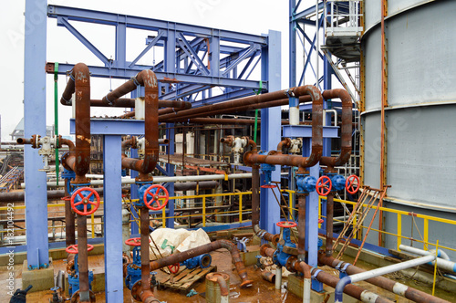 Valokuva Gates, rusted pipe fittings in petrochemical production