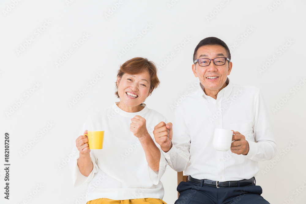 お茶を飲むシニア夫婦