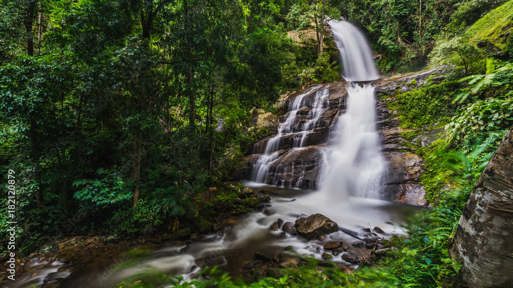 Fototapeta premium Fresh Waterfall Cliff