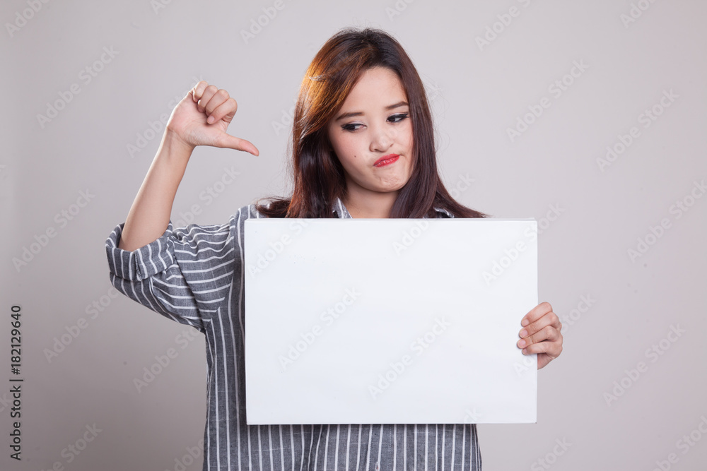 Naklejka premium Young Asian woman show thumbs down with white blank sign.