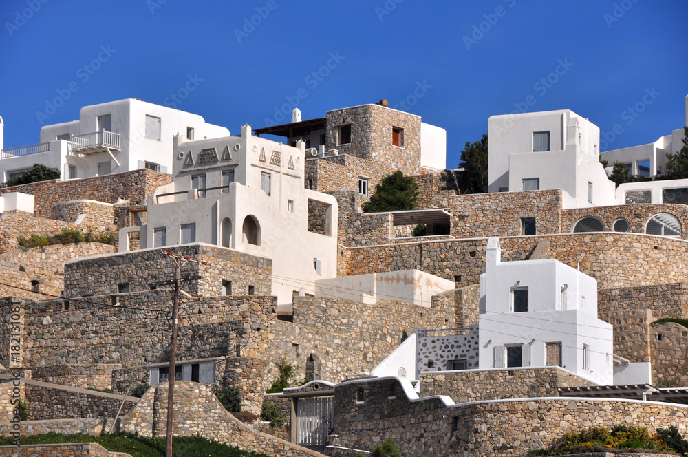 Häuser aus Stein auf griechischer Insel Mykonos