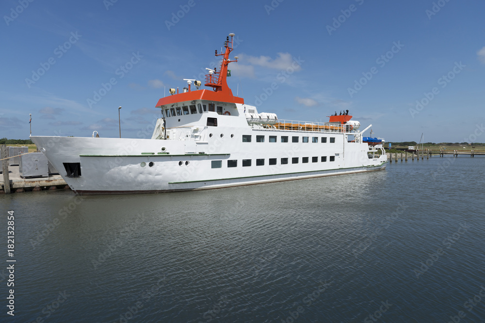 Obraz premium Passagierschiff im Hafen von Spiekeroog.