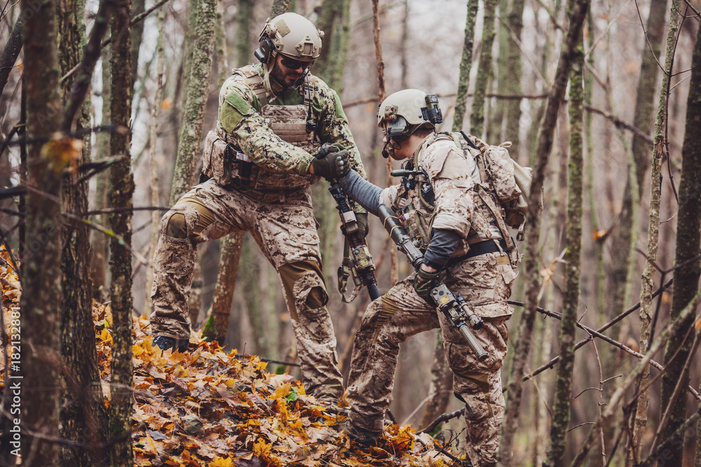 Foto de rangers during the military operation. soldier giving hand and ...