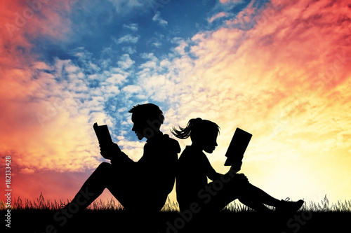 Bilde på lerret couple reading a book at sunset