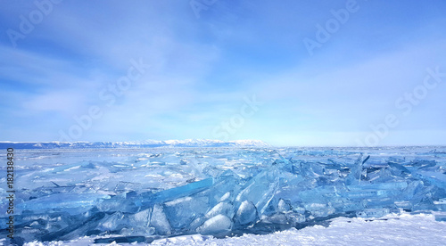 Foto Large ice cracks and hummocks during winter in Lake Baikal, Siberia, Russia
