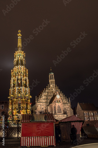 Sch  ner Brunnen und Frauenkirche bei Nacht