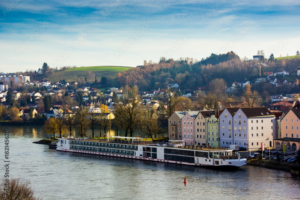 Obraz premium View of Passau with Danube river, embankment and cathedral, Bavaria, Germany