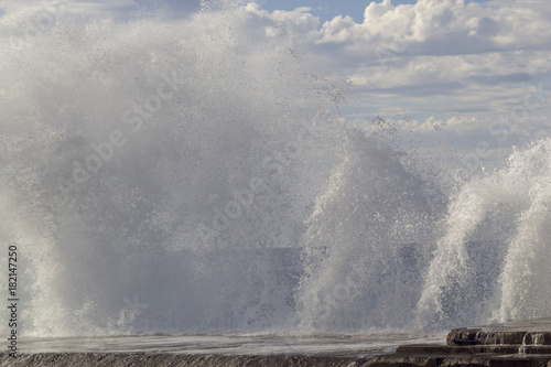  large waves breaking on the shore