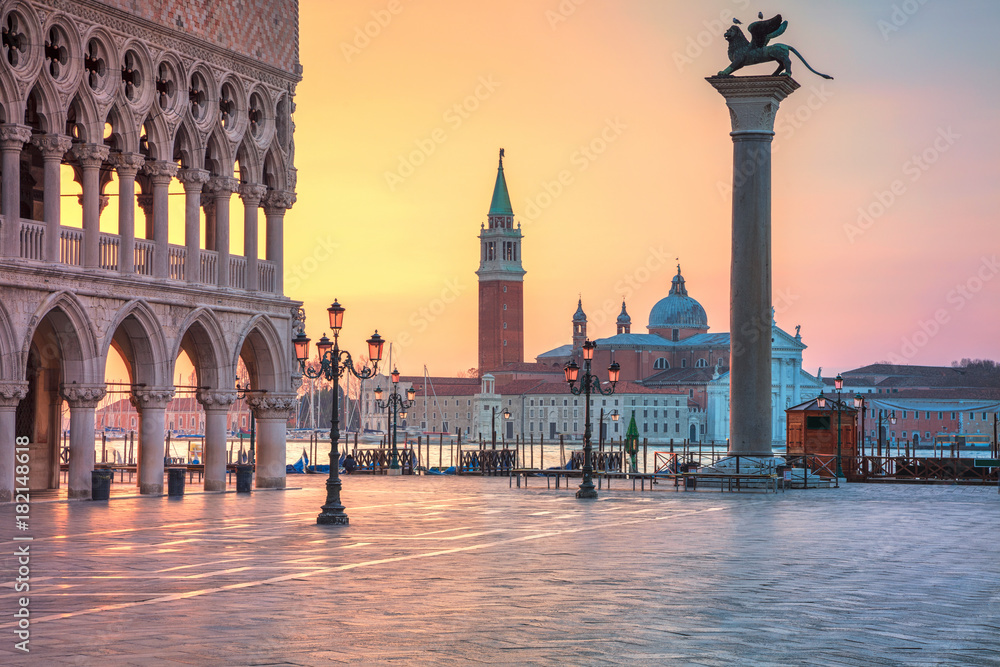 Naklejka premium Wenecja. Obraz pejzaż placu Świętego Marka w Wenecji podczas wschodu słońca.