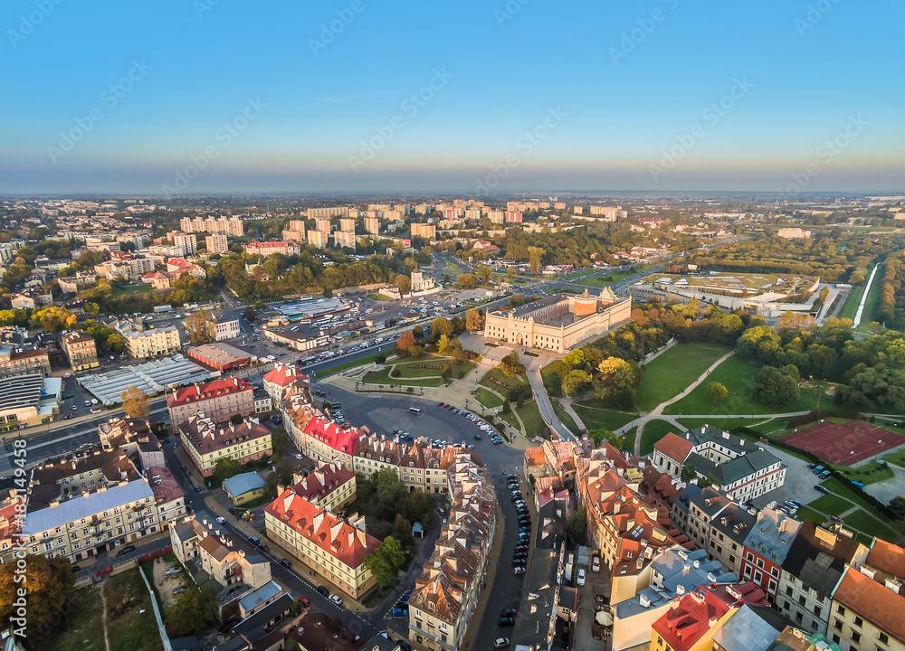 Lublin - krajobraz miasta z powietrza. Stare miasto i zamek Lubelski, oraz dzielnica Kalinowszczyzna w tle widziane z lotu ptaka.