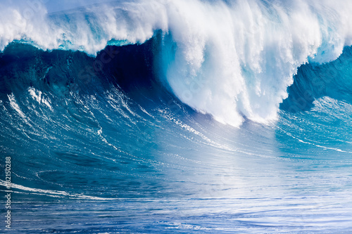 Fototapeta Naklejka Na Ścianę i Meble -  rupture de l'onde de forte vague déferlante, île de la Réunion