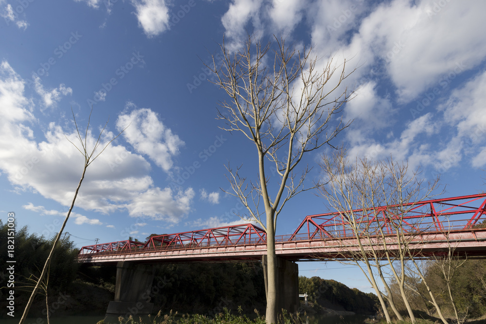 秋の空と赤い橋